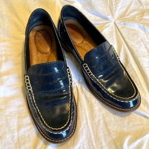 Women’s Sperry Seaport Patent Penny Loafer. Size 6M. Patent Navy.